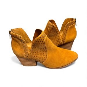 ✨ Vince Camuto VV Norva Suede Ankle Booties – Mustard Yellow 🍁 Size 7.5